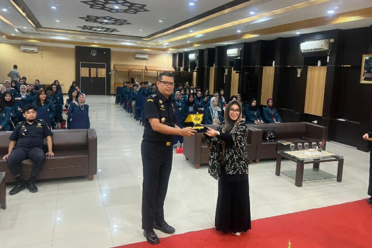 Mahasiswa Inhum SV Undip serap ilmu praktis di Jatim dan Bali