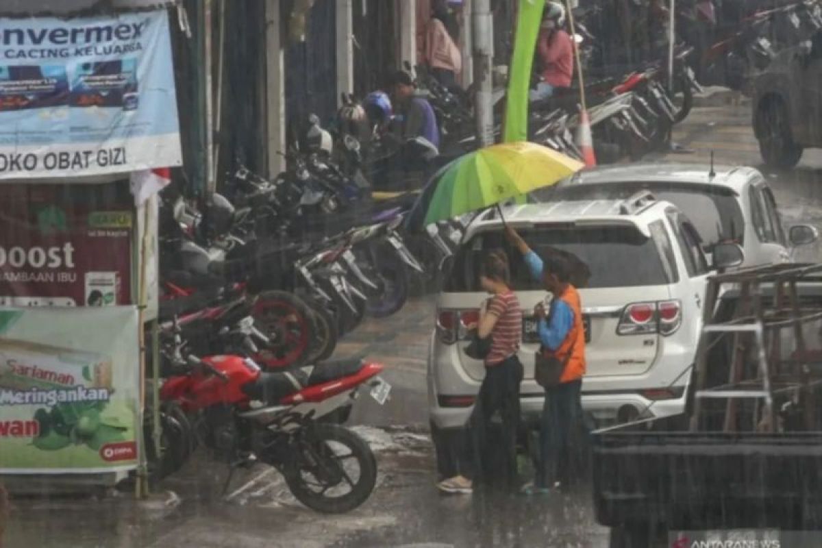 Prakiraan cuaca Semarang hari ini, waspada hujan petir