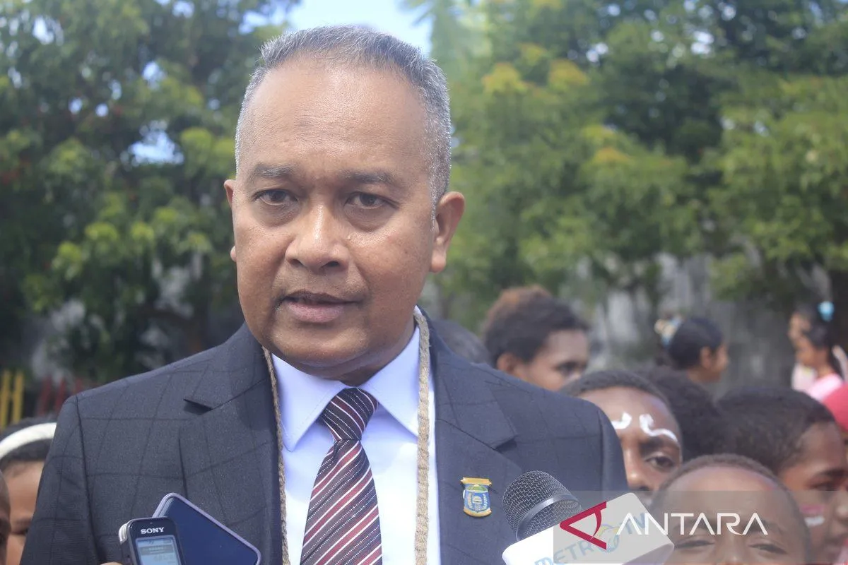 Penjabat Gubernur Papua Pegunungan Velix V Wanggai ketika diwawancarai sejumlah wartawan di Wamena (ANTARA/Yudhi Efendi)