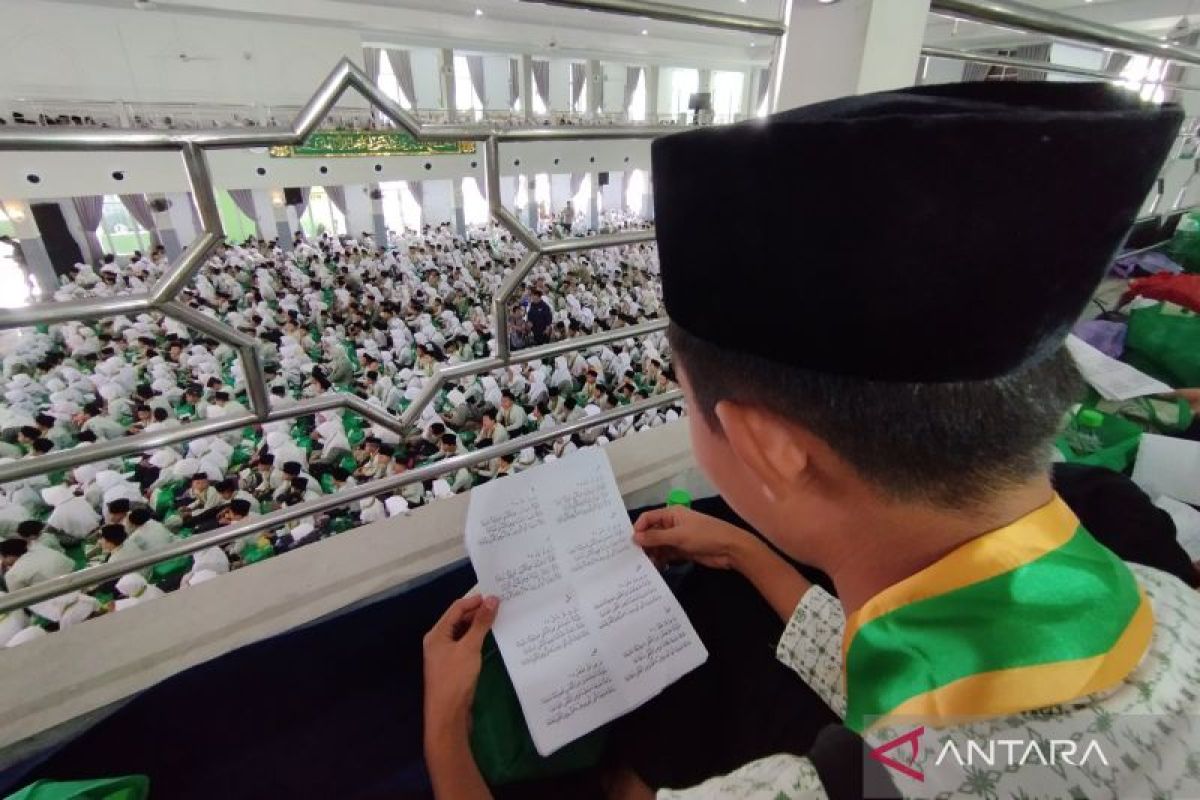 Pelafalan huruf hijaiyah  bersama 3.230 santri RTQ catat rekor Muri