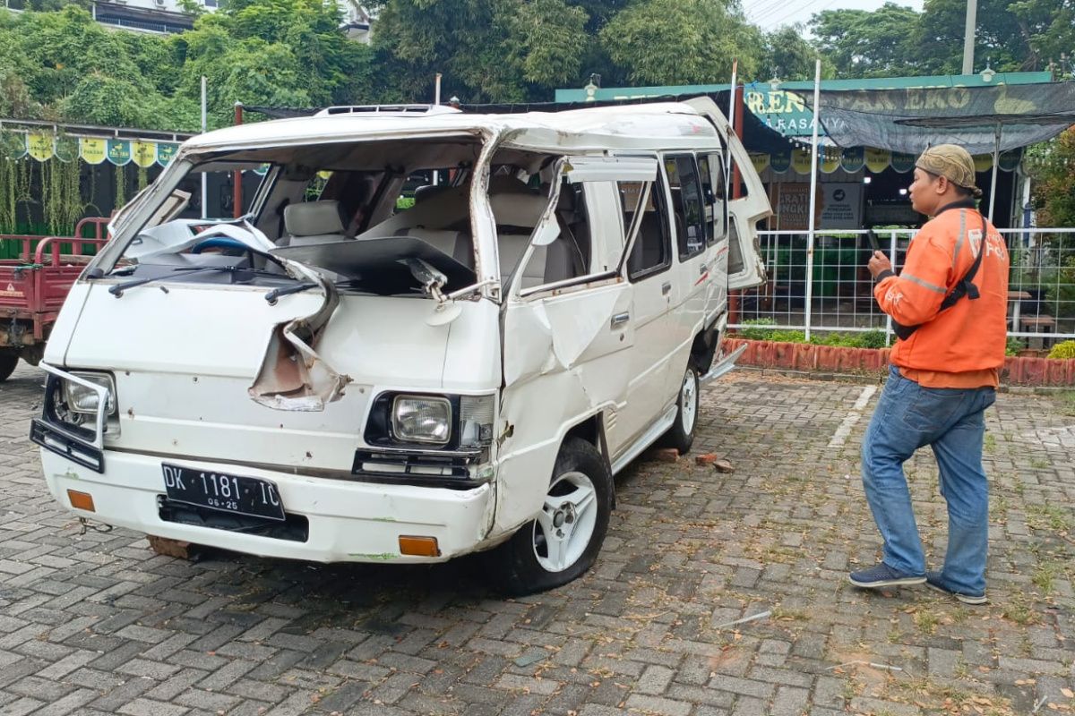 Truk tabrak minibus pengangkut siswa TK di turunan Silayur Semarang