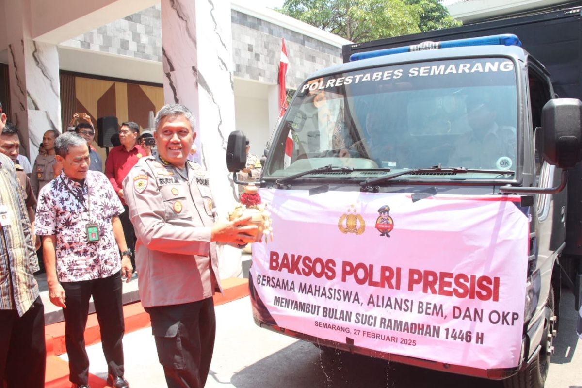 Polda  Jateng salurkan 1.600 paket sembako untuk mahasiswa