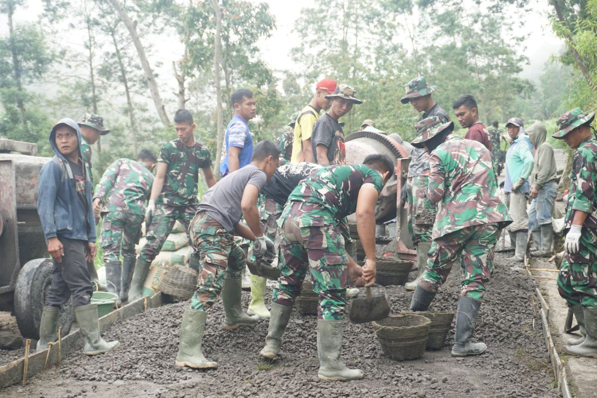 Satgas TMMD Magelang bersama warga kebut pengerjaan pengecoran jalan