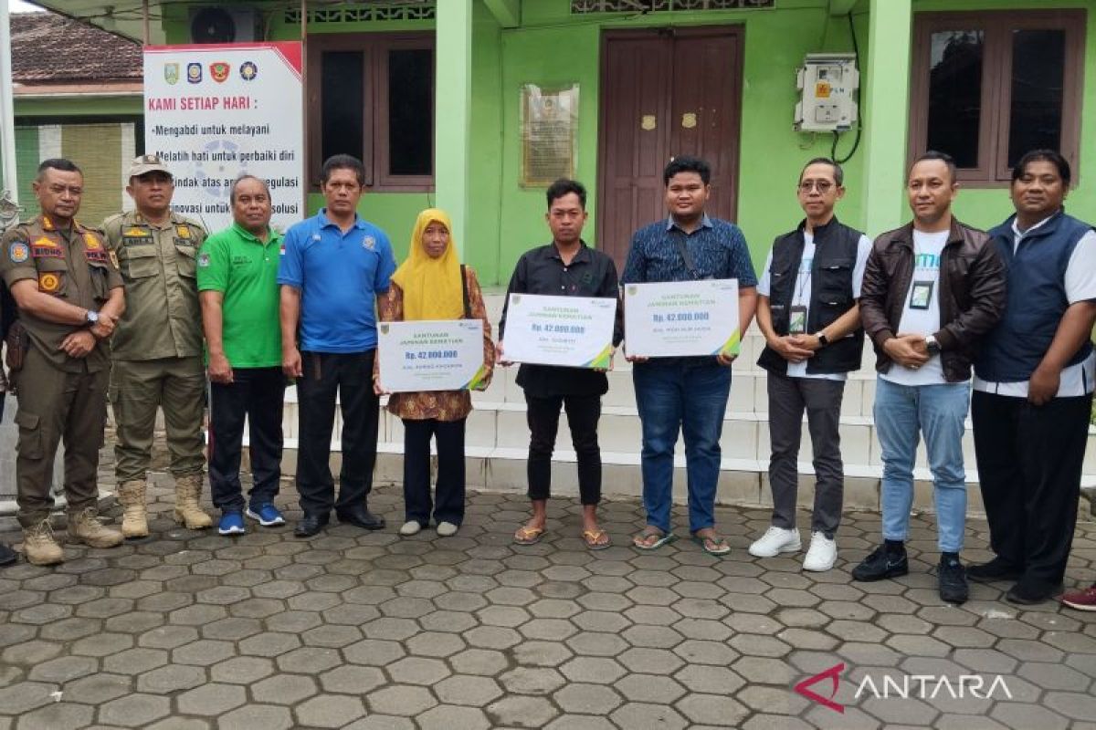 BPJAMSOSTEK serahkan  santunan kematian petugas pengaman Pilkada Kudus