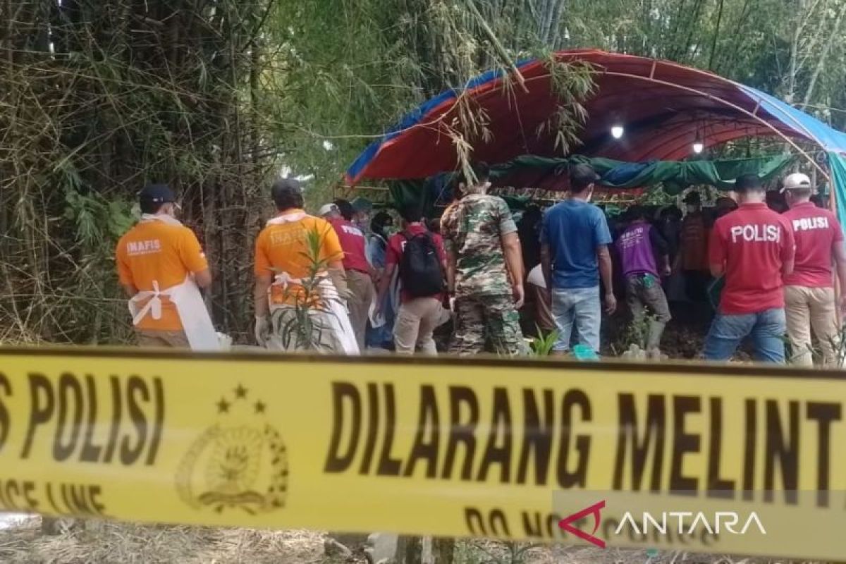 Jasad bapak dan anak korban pembunuhan di Blora diekshumasi