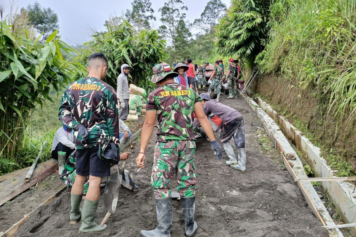 TMMD di Magelang, Kodim dan warga tetap mengecor jalan di bulan Puasa