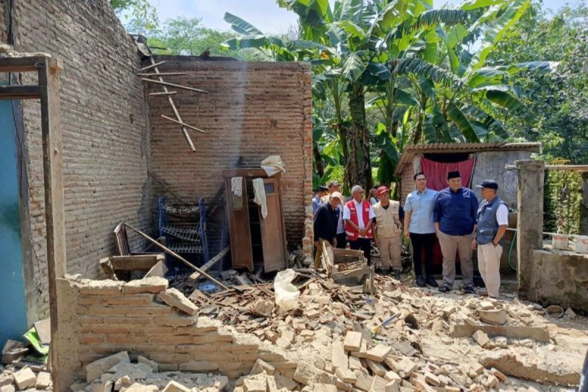 Pemkab Jepara bantu rumah warga yang roboh akibat hujan deras