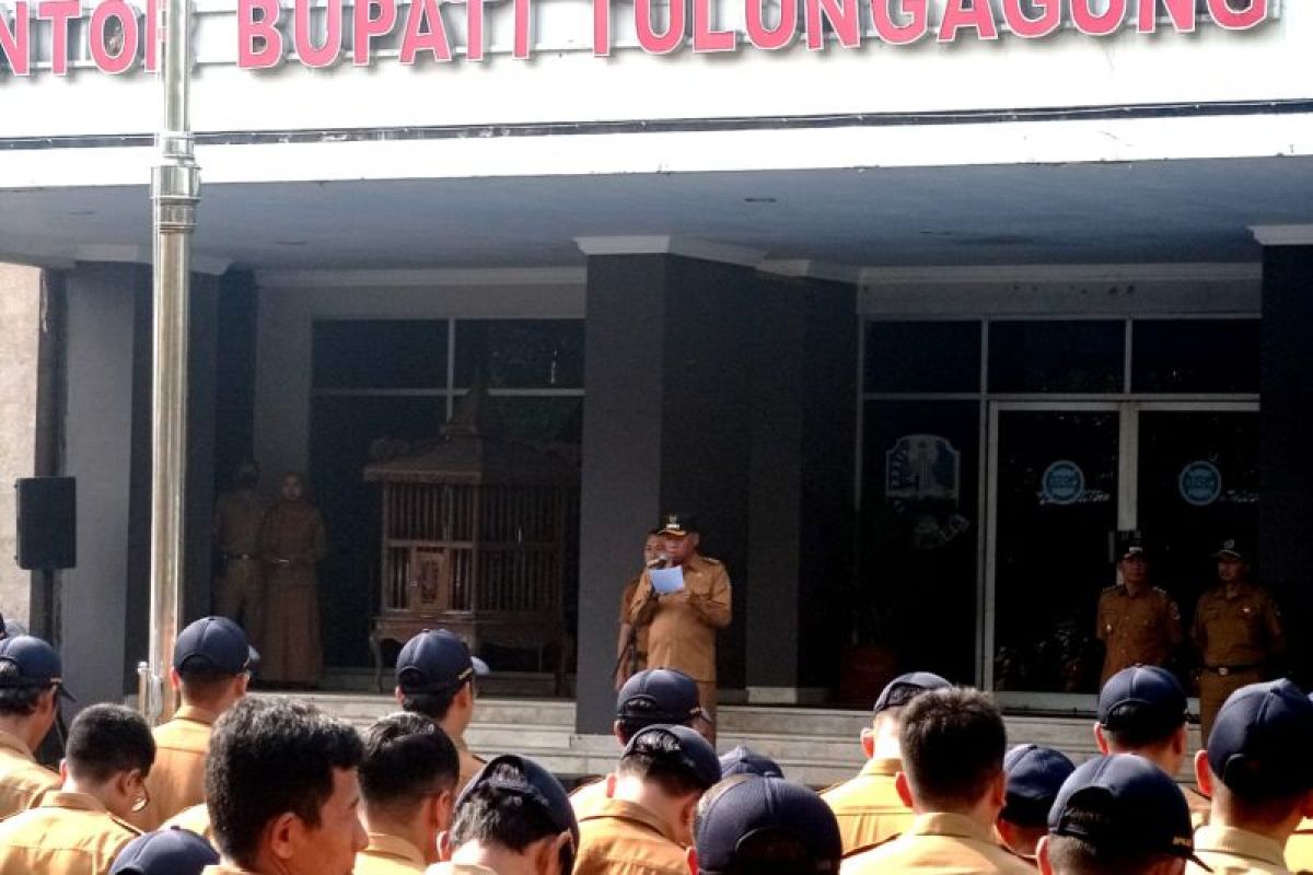 Bupati Tulungagung Gatut Sunu Wibowo berpidato di hadapan ASN di halaman kantor pemkab Tulungagung, Senin (3/3/2025) (ANTARA/HO - Prokopim Tulungagung)