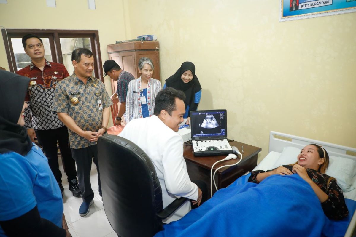 Gubernur Jateng luncurkan program "Dokter Speling", periksa kesehatan di balai desa