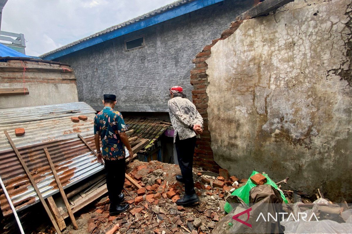 Bupati Temanggung tinjau warga tertimpa bencana