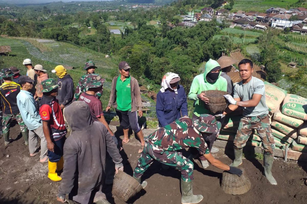 Program  TMMD bangkitkan semangat petani Wonolelo Magelang