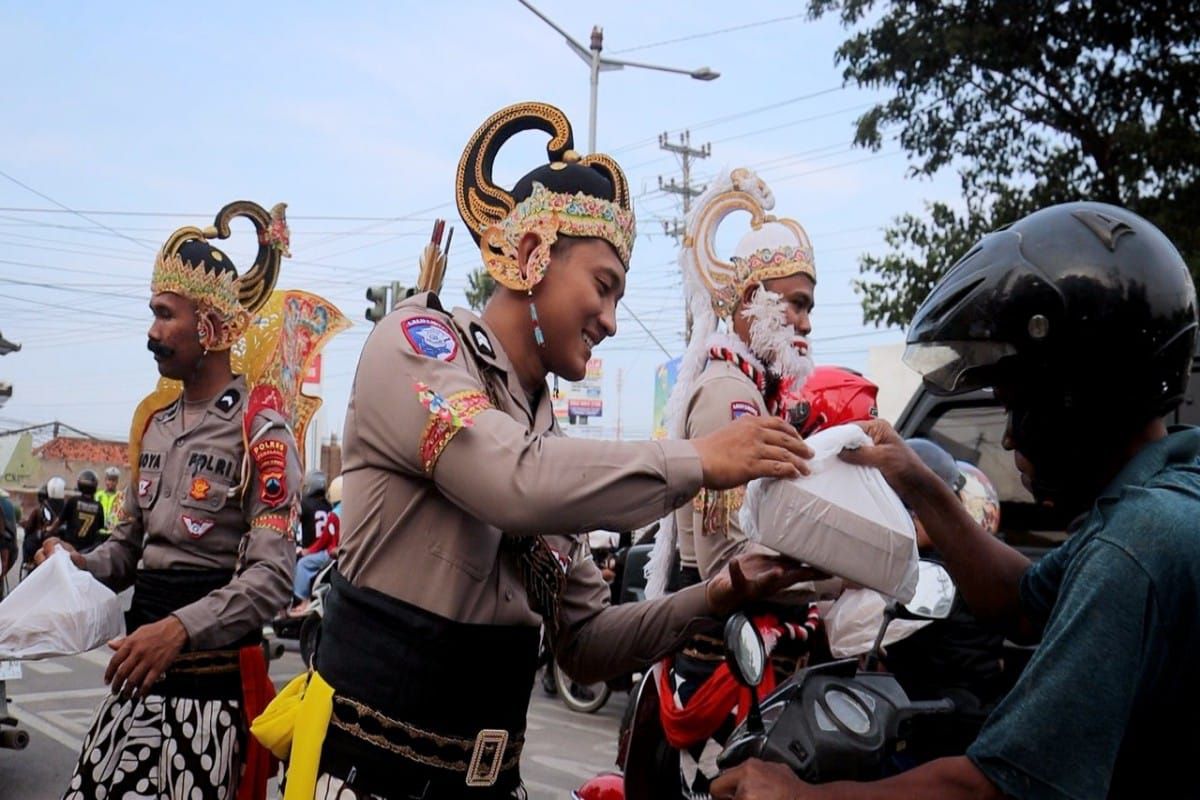 Polisi Pemalang berkostum wayang orang bagikan takjil