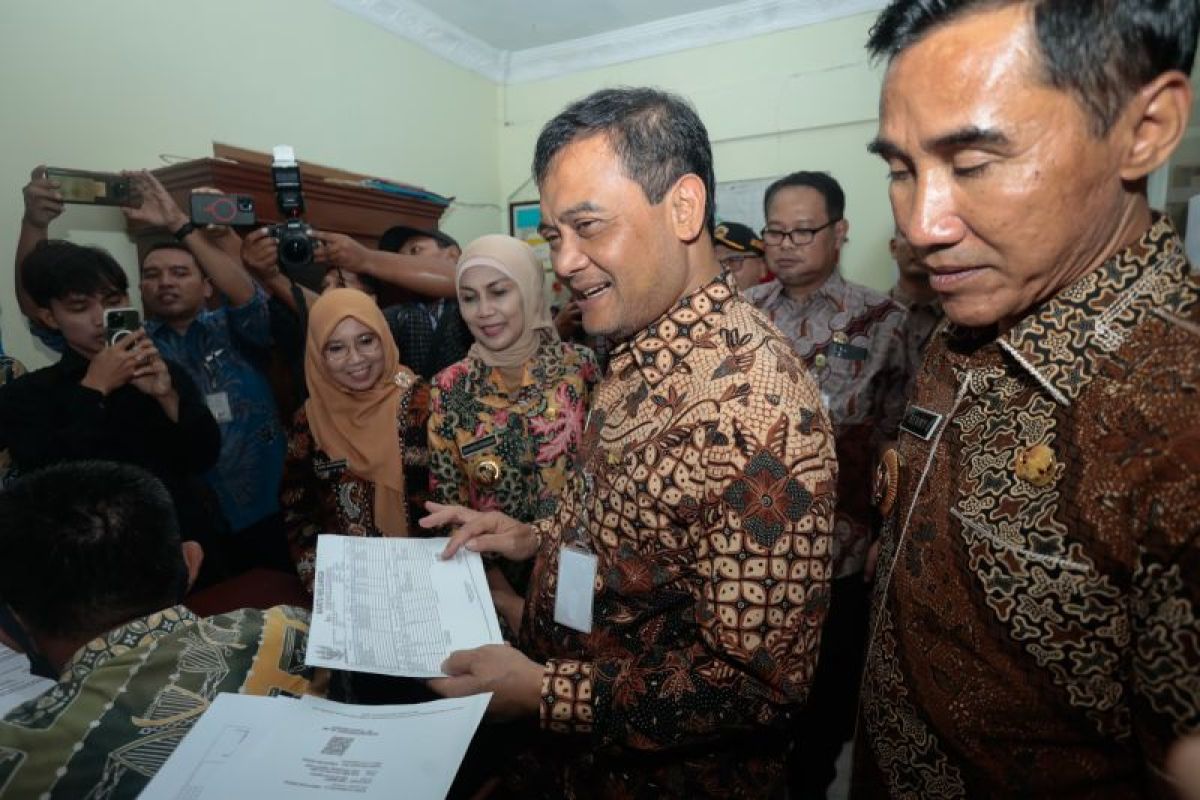 Gubernur Jateng pastikan  layanan kependudukan baik hingga pelosok