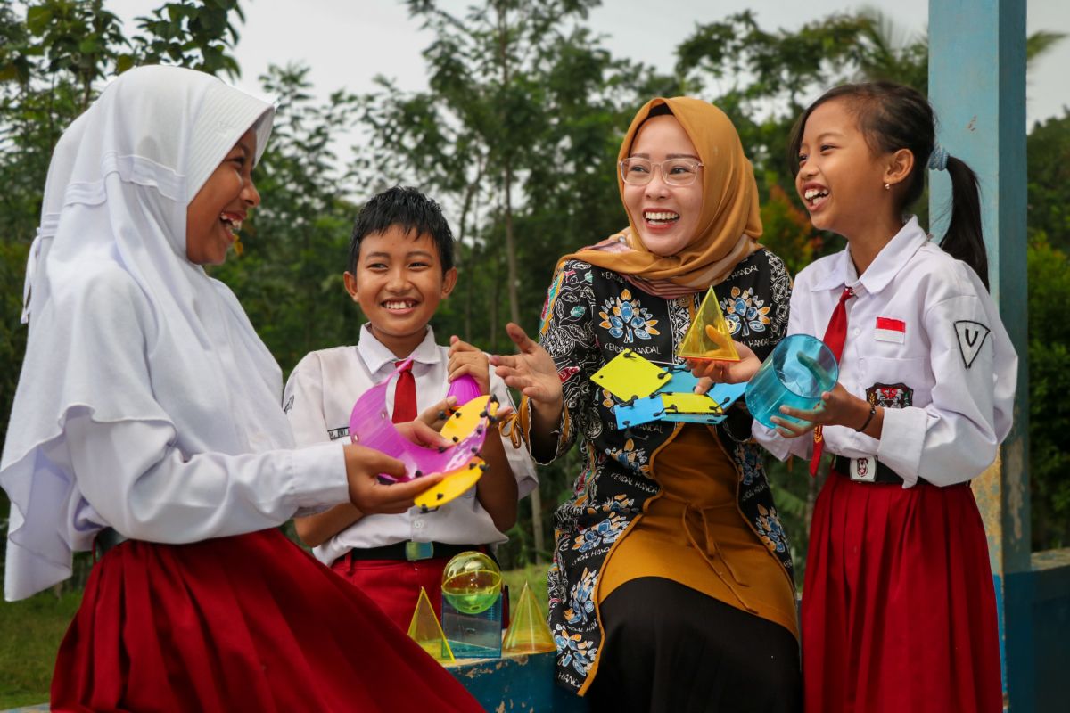 Perjalanan Guru Dewi ubah wajah pendidikan di pelosok