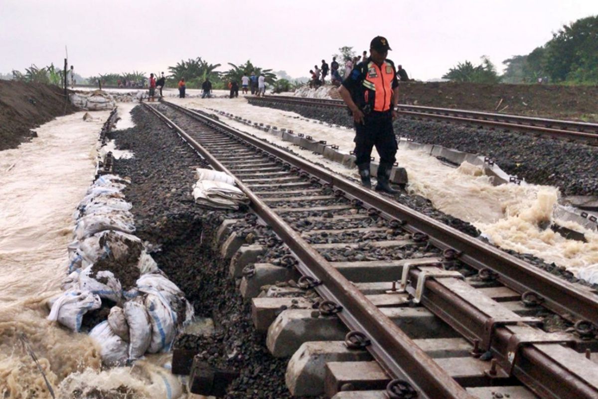 Grobogan banjir, perjalanan KA Semarang-Surabaya terhenti