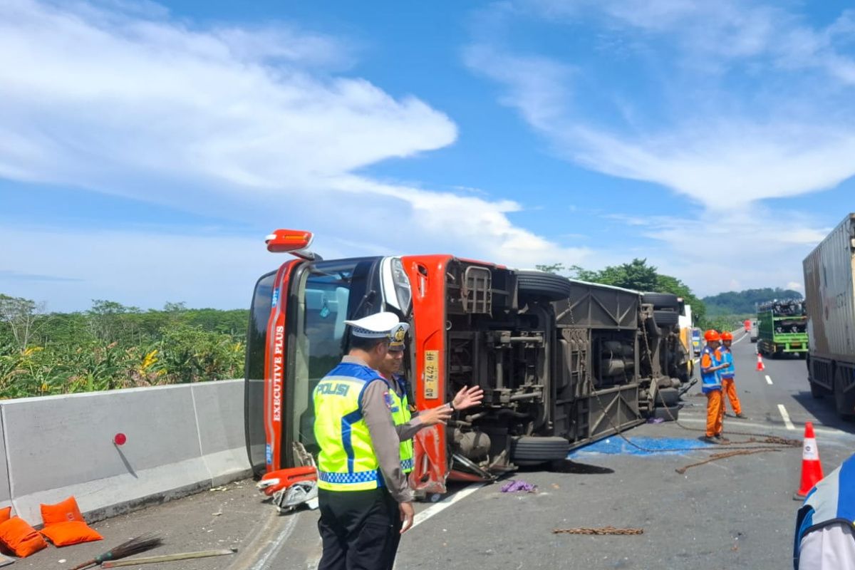 Bus Rosalia  Indah terguling di tol Semarang-Batang