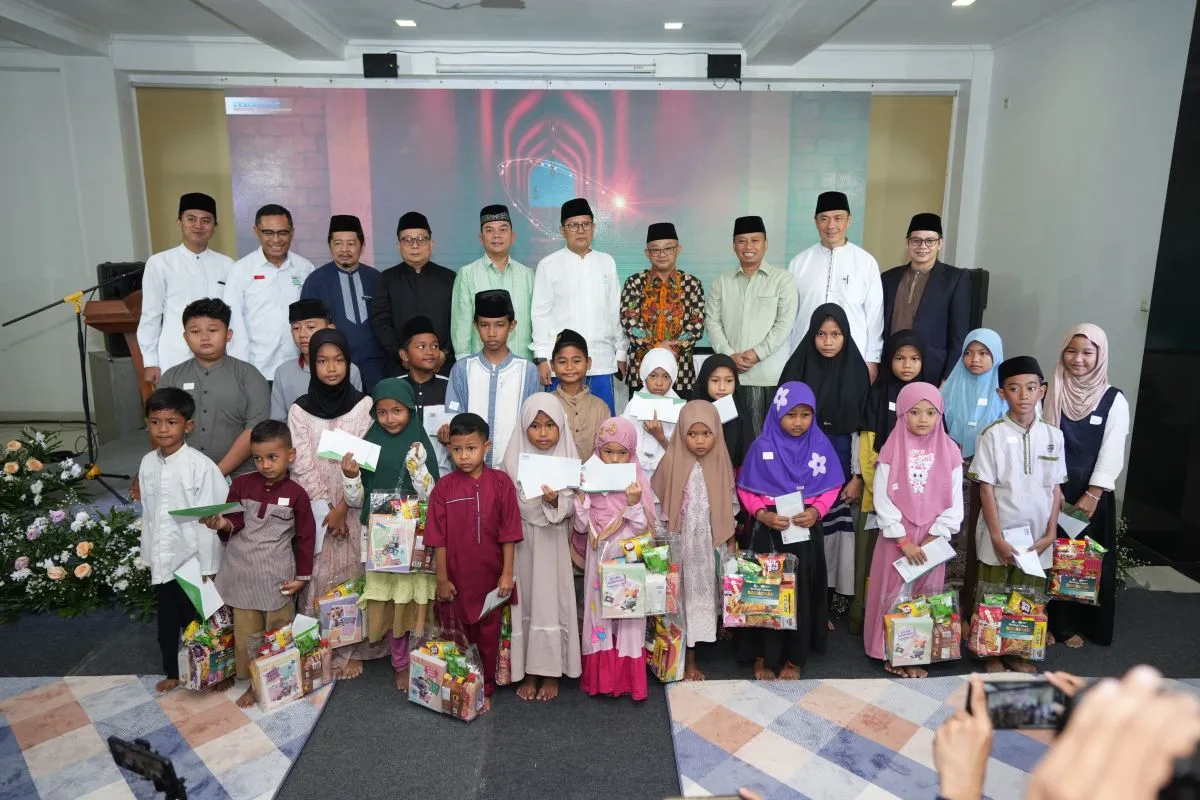 Sinar Mas Wakafkan Seribu Al Quran ke Pesantren Cendekia Amanah Depok