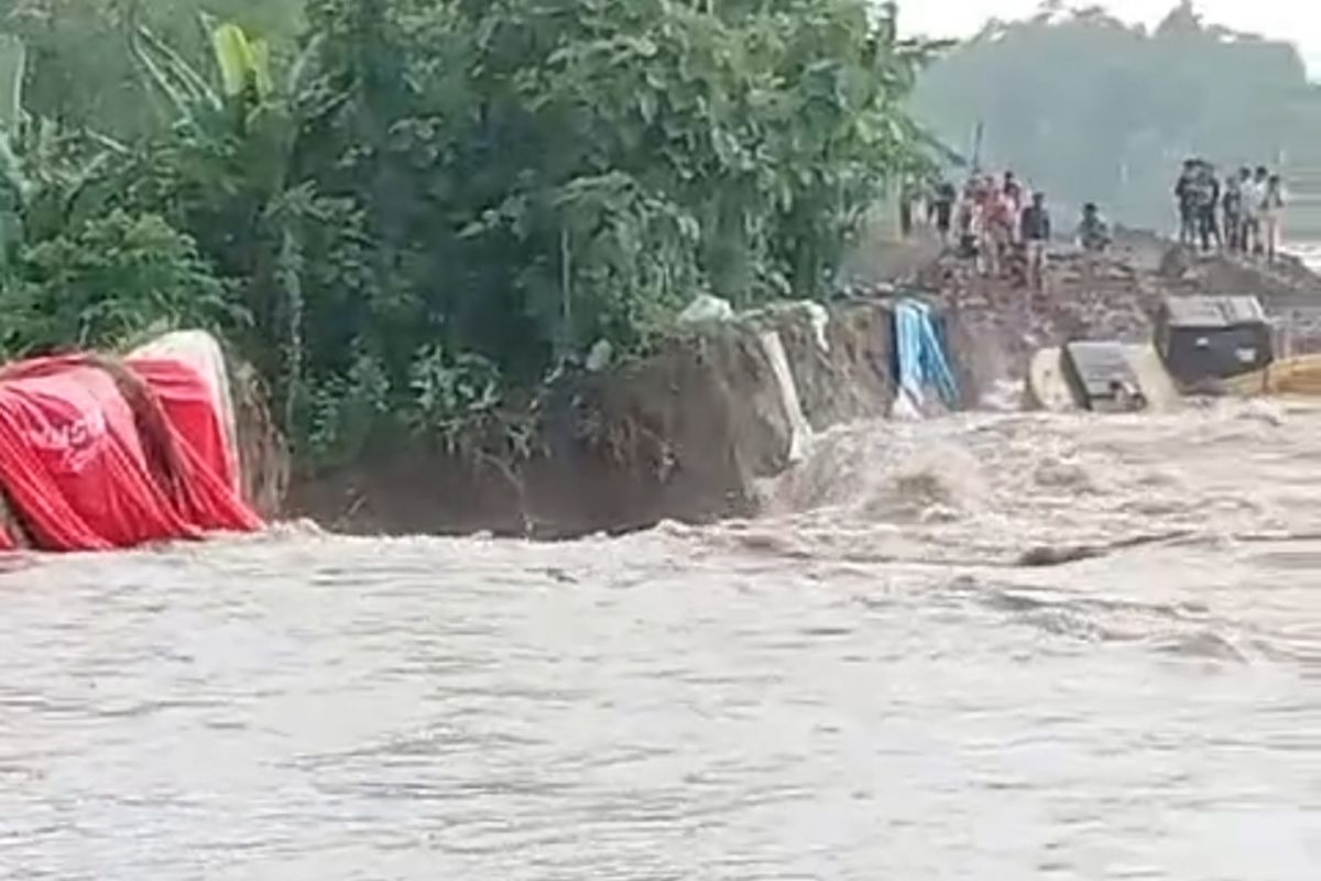 Tanggul Sungai Tuntang jebol, tiga desa di Grobogan banjir