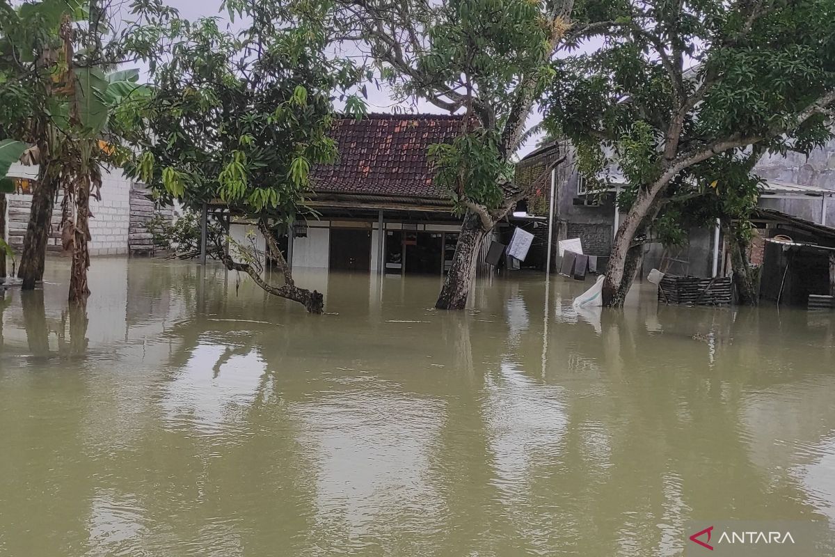 Warga Kabupaten  Grobogan mulai mengungsi akibat banjir