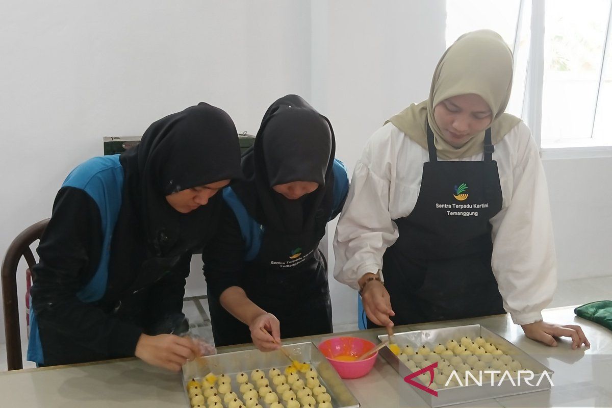 Belasan disabilitas berlatih membuat kue kering selama  Ramadhan