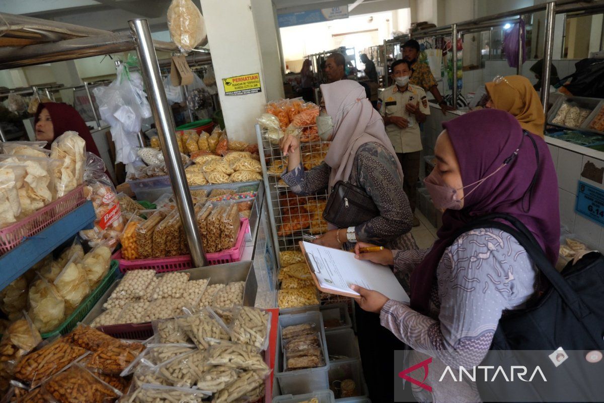 Tim Sidak Pangan Surakarta  temukan makanan kedaluwarsa jelang Lebaran