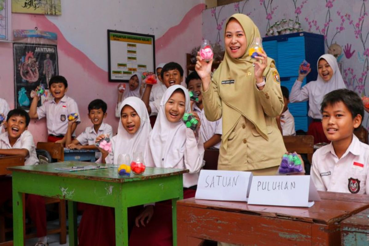 Belajar nilai tempat bilangan jadi seru dengan tutup botol