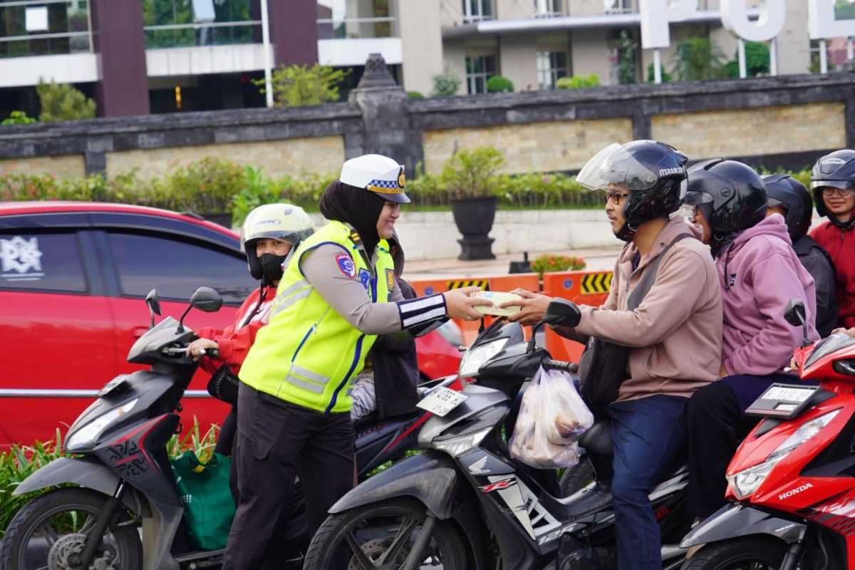 Polda Jateng dan insan pers berbagi takjil dan berbuka puasa bersama