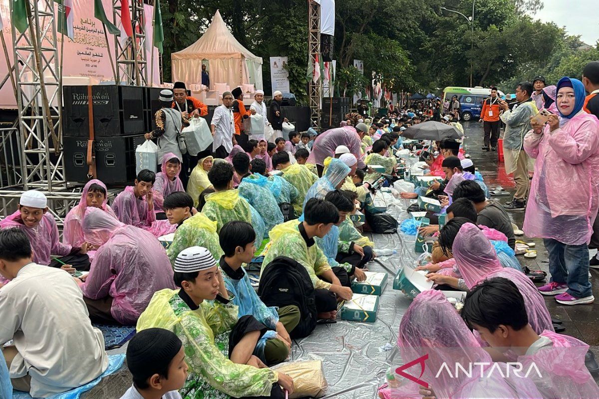 Buka puasa bersama terpanjang di Solo pecahkan rekor MURI