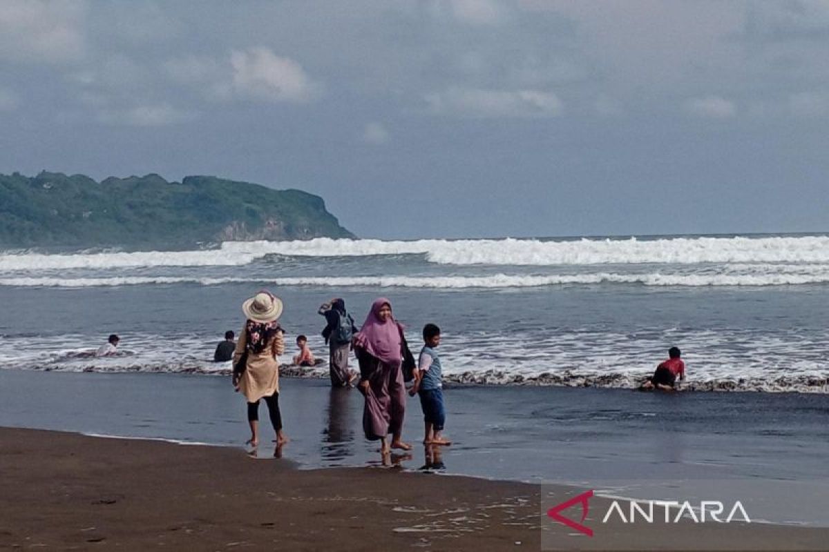 BMKG:  Waspadai gelombang tinggi laut selatan Jateng pada 15-18 Maret