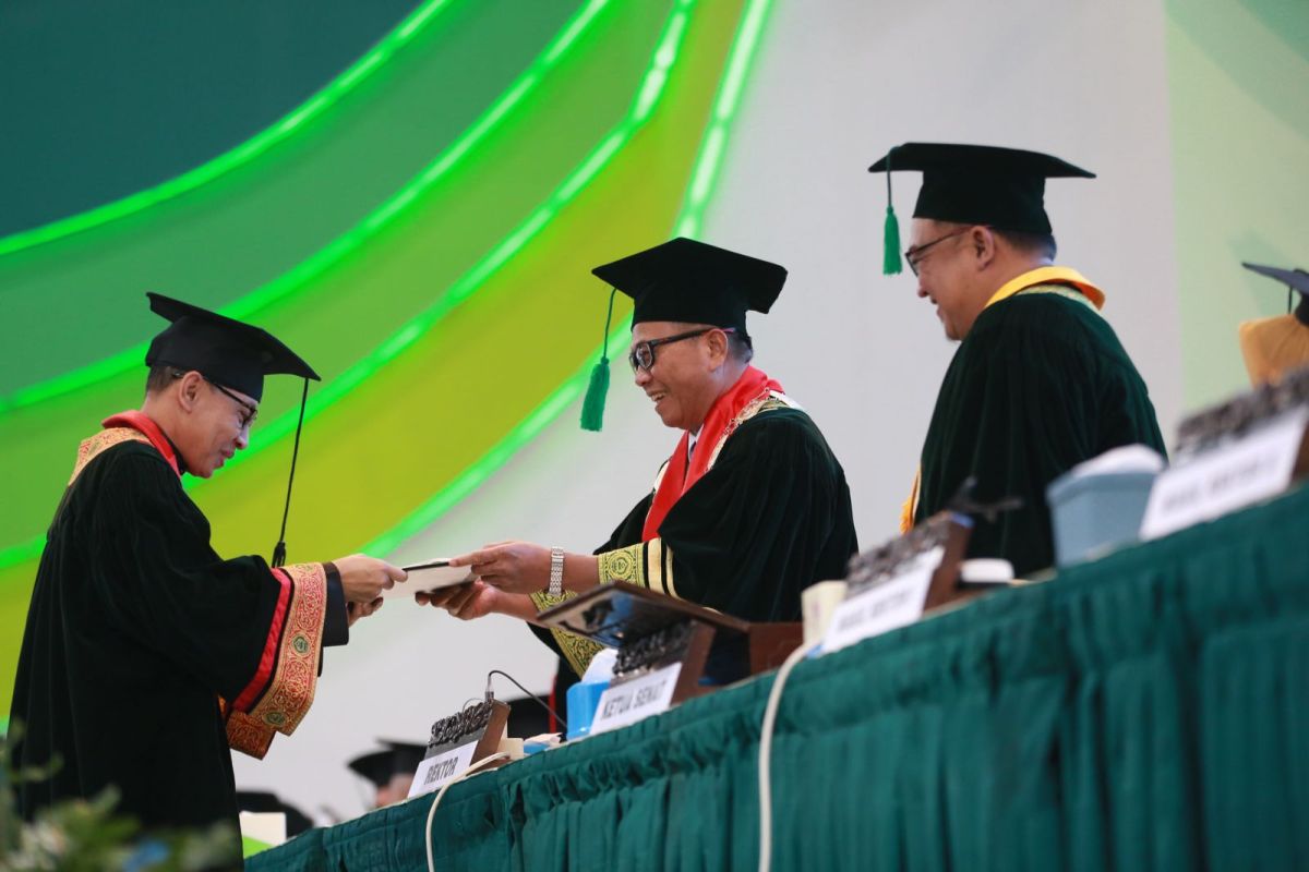 Buya Yahya  diwisuda di Unissula Semarang