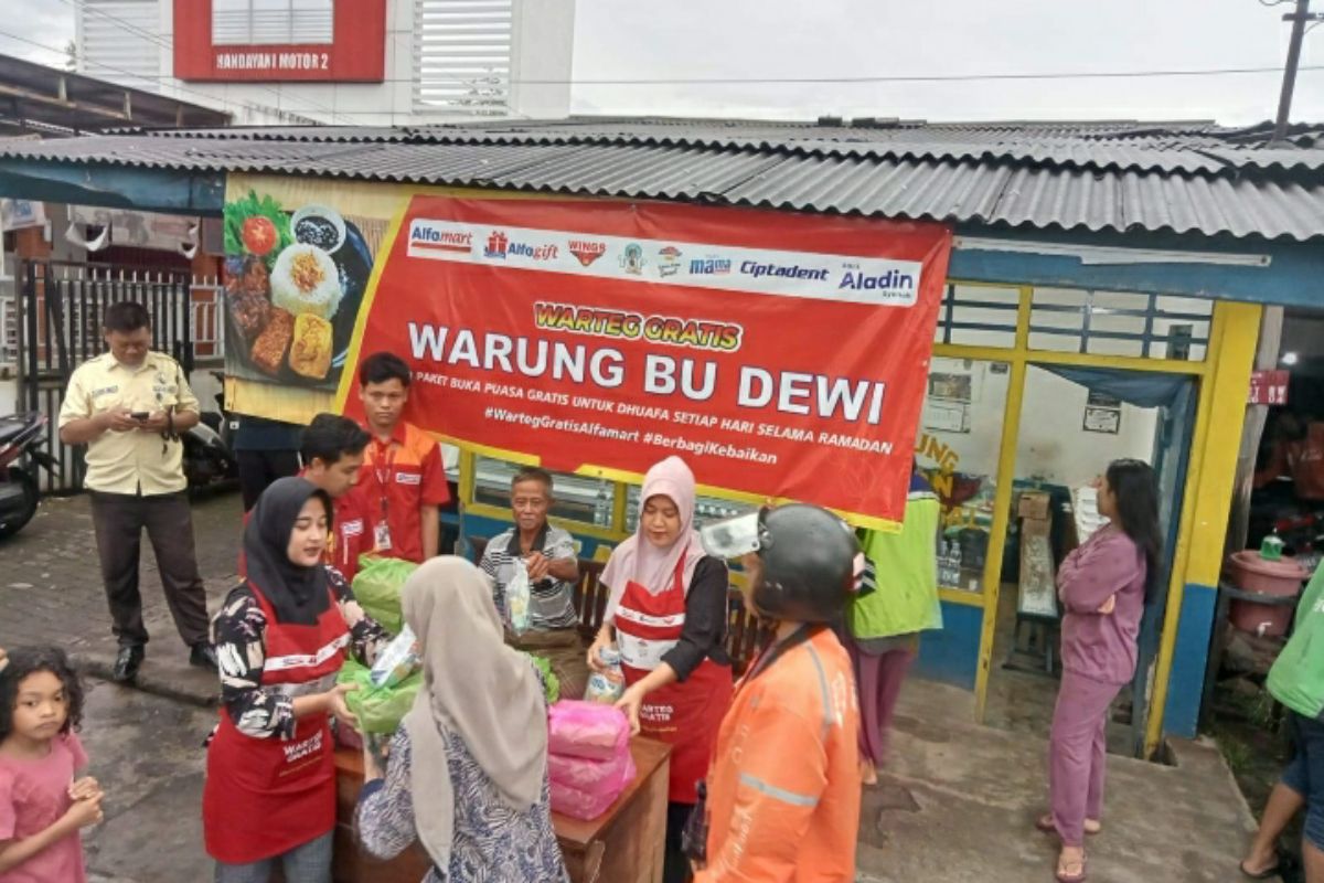 Warteg Gratis Alfamart dan WINGS Group bagikan 54.000 paket buka puasa