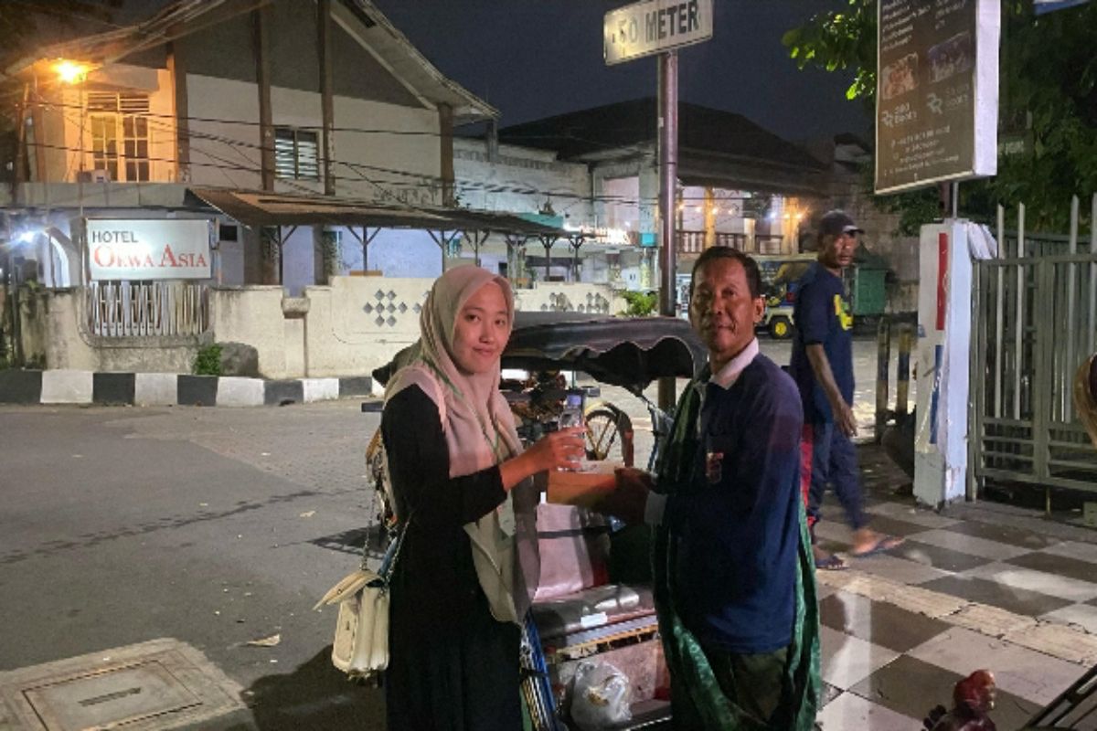 Sahur on The Road: Mahasiswa KPI dan Telkomsel bagikan makanan bergizi