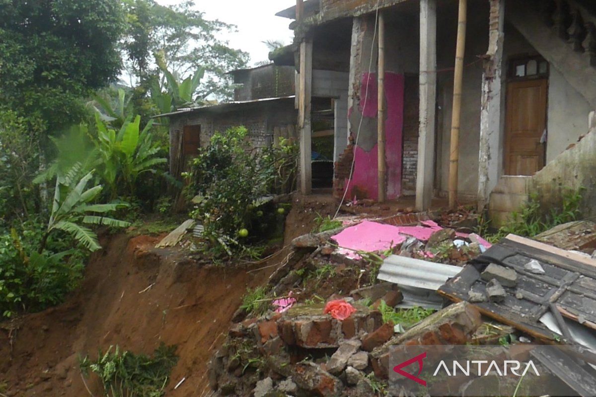 BPBD:  Tiga rumah rusak akibat longsor di Temanggung