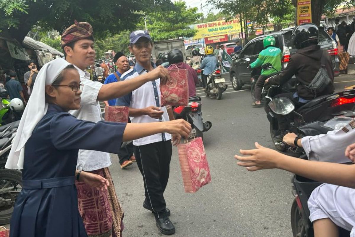 Komunitas lintas agama  di Semarang bagi-bagi takjil