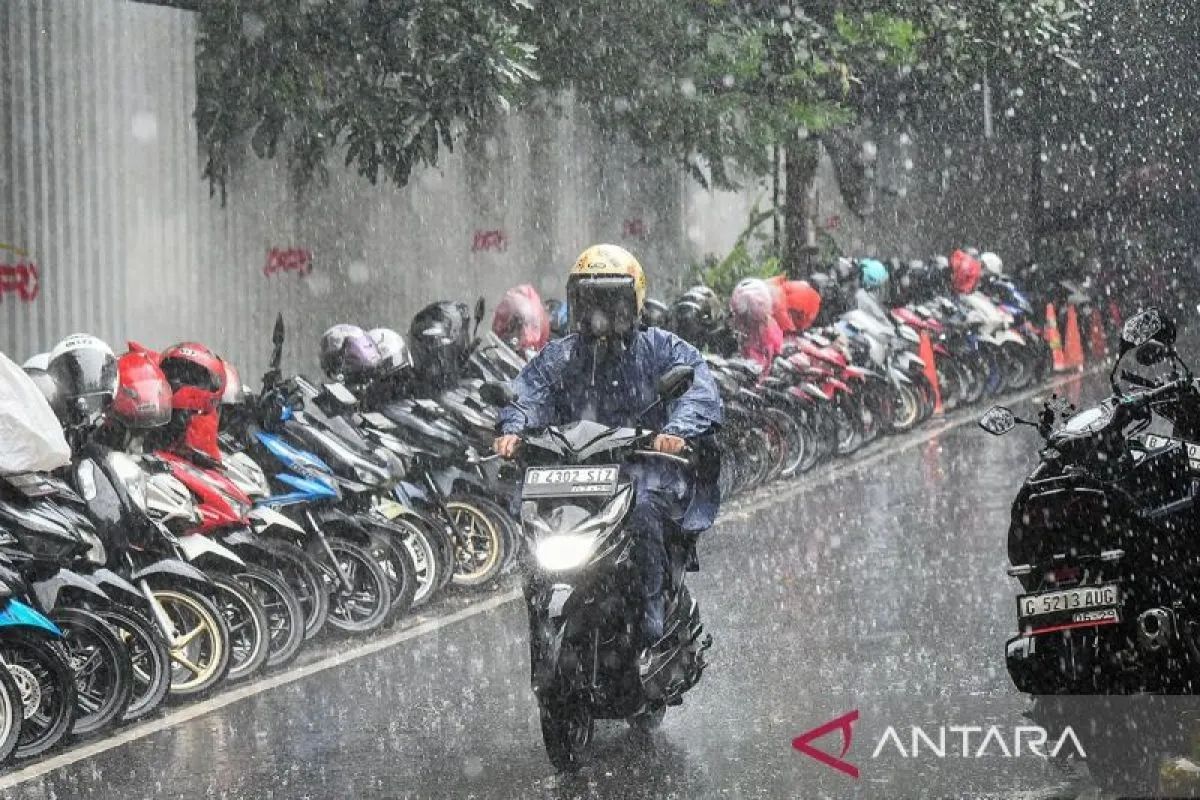 Prakiraan cuaca Semarang hari ini, hujan petir dan rob