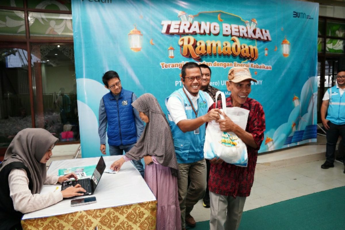 Jelang Idul Fitri, PLN salurkan 1.000 paket sembako murah di Semarang