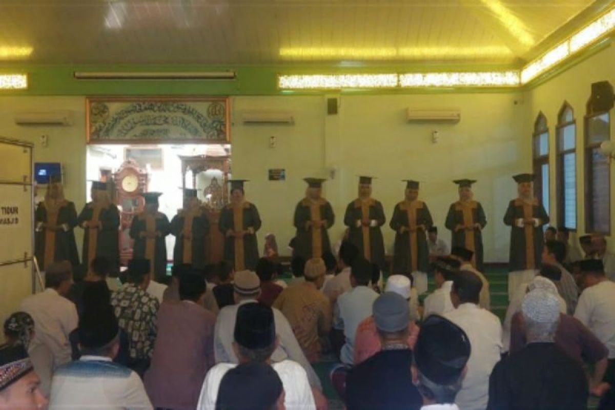 Ratusan santri ikuti pengajian Nuzulul Qur'an di Masjid Alqodar