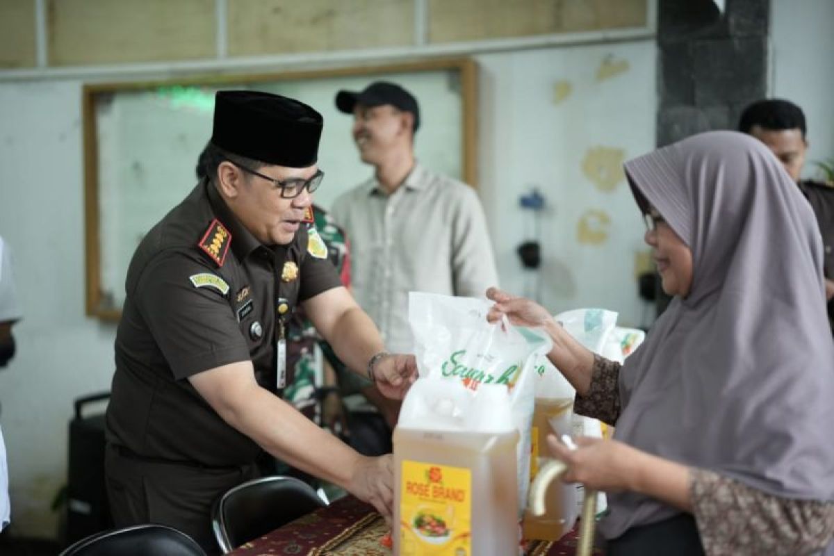 Pertamina gandeng Kejari dan BPN Kota Semarang salurkan bansos di Tambakrejo