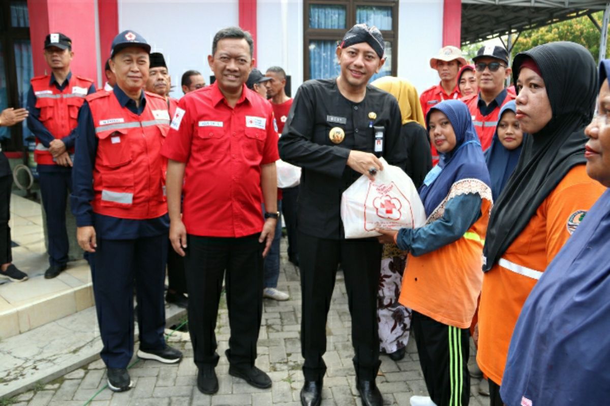 Jelang Idul Fitri, PMI Kota Tegal bagikan 370 paket sembako