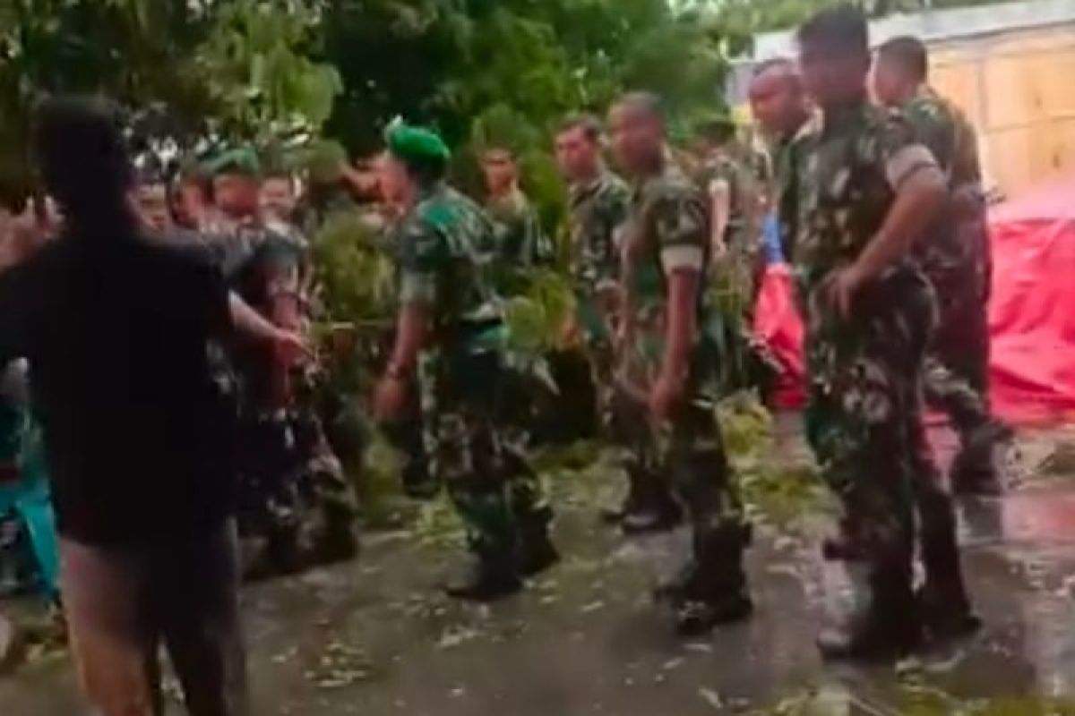 Satu orang meninggal dunia akibat pohon tumbang di Alun-alun Karanganyar