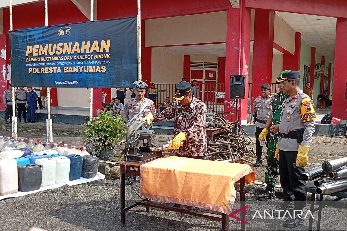 Polresta  Banyumas musnahkan knalpot brong dan minuman beralkohol