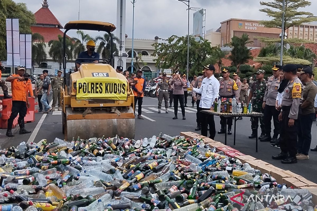 3.520 botol minuman keras dimusnahkan