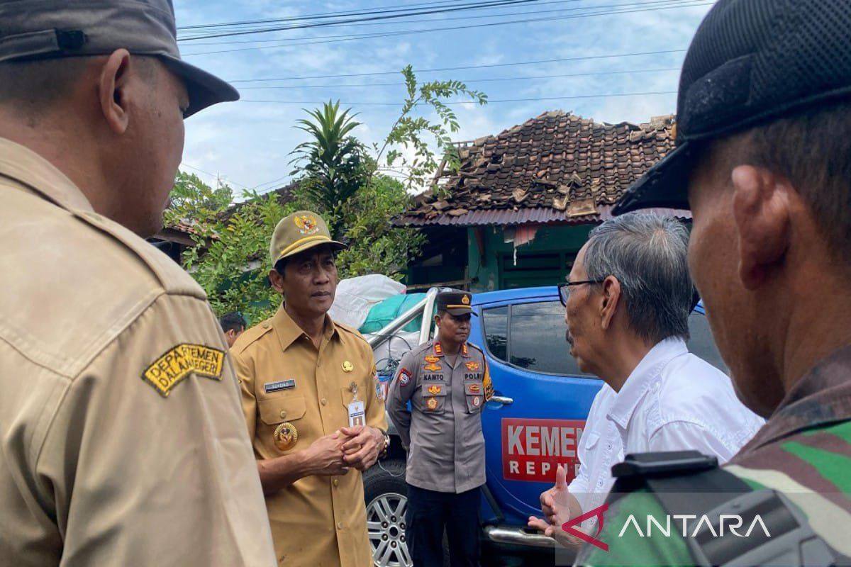 Pemkab Batang serahkan bantuan logistik bagi warga korban bencana