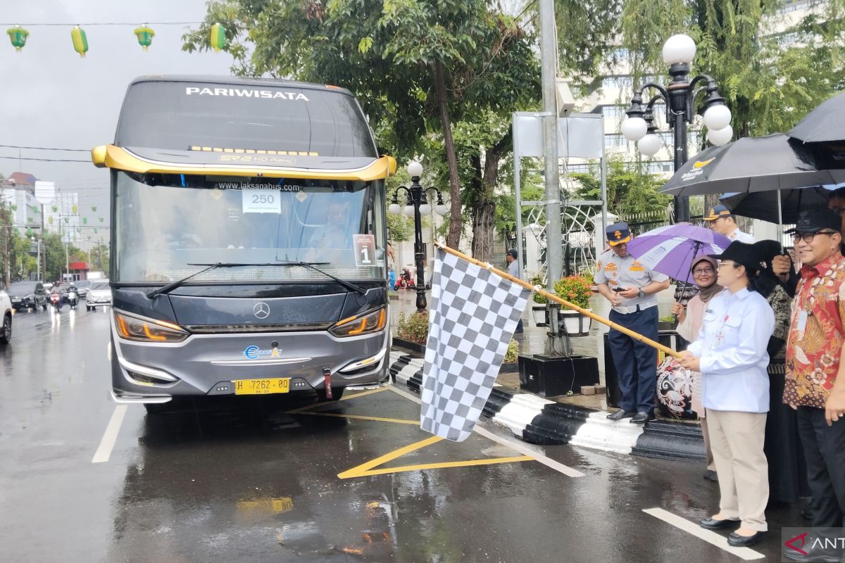 Wali Kota Semarang  berangkatkan tujuh bus untuk mudik gratis