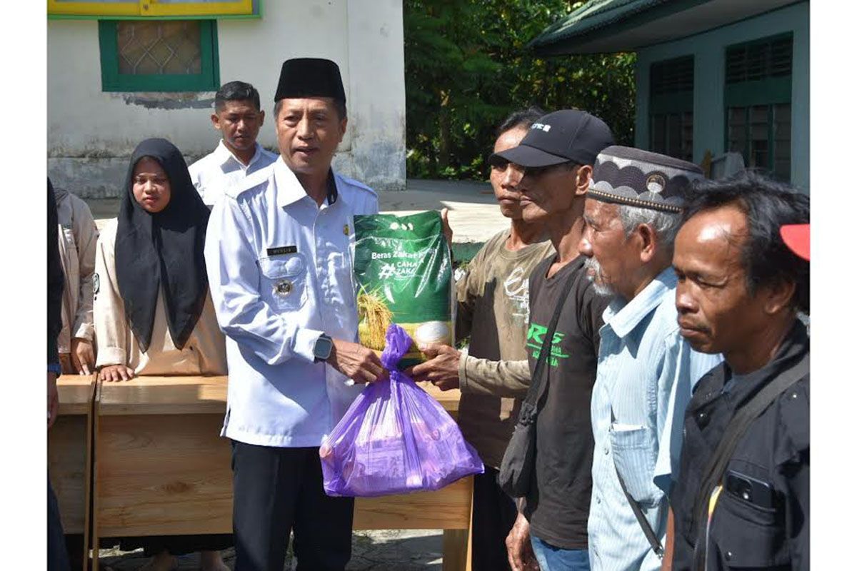 Pj Bupati Barito Utara serahkan paket zakat kepada mustahik