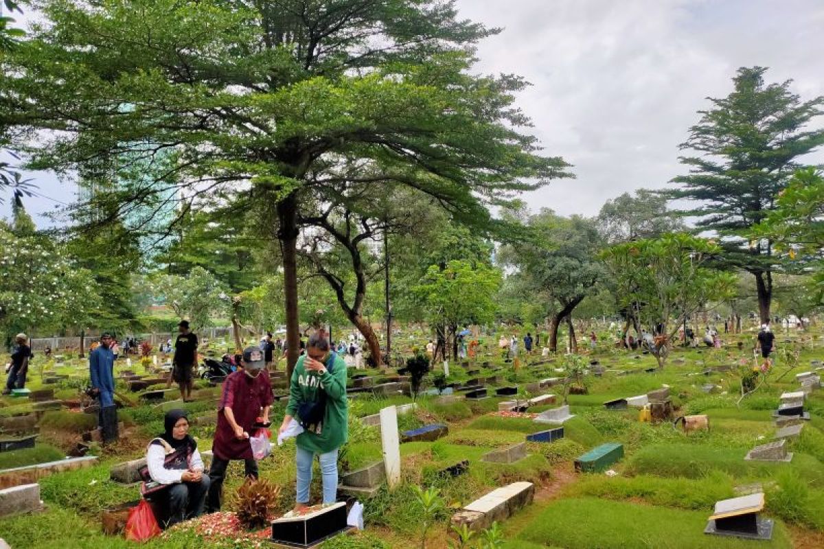 Mengais hidup dari rumah orang mati