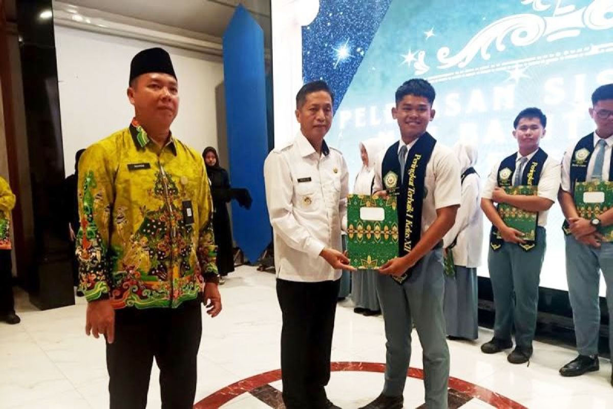 Pj Bupati Barut minta generasi muda terus berkarya untuk daerah