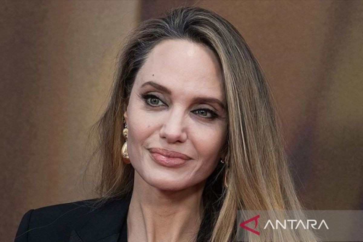 Angelina kembali ke karpet merah dalam festival film Cannes 2025