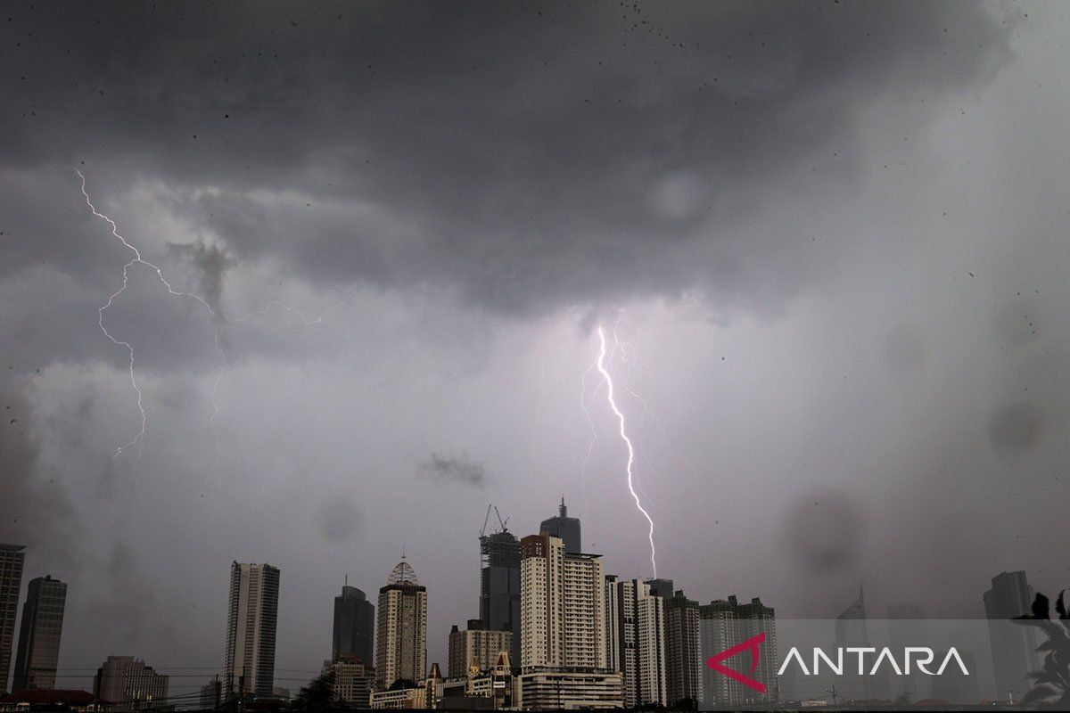 BMKG prakirakan seluruh Jakarta hujan ringan pada Senin malam