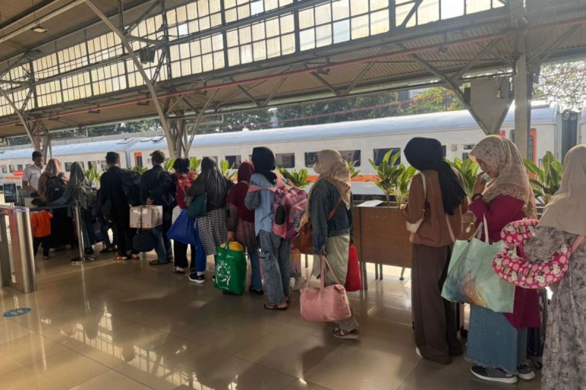 DKI kemarin, penumpang kereta api hingga pembentukan koperasi
